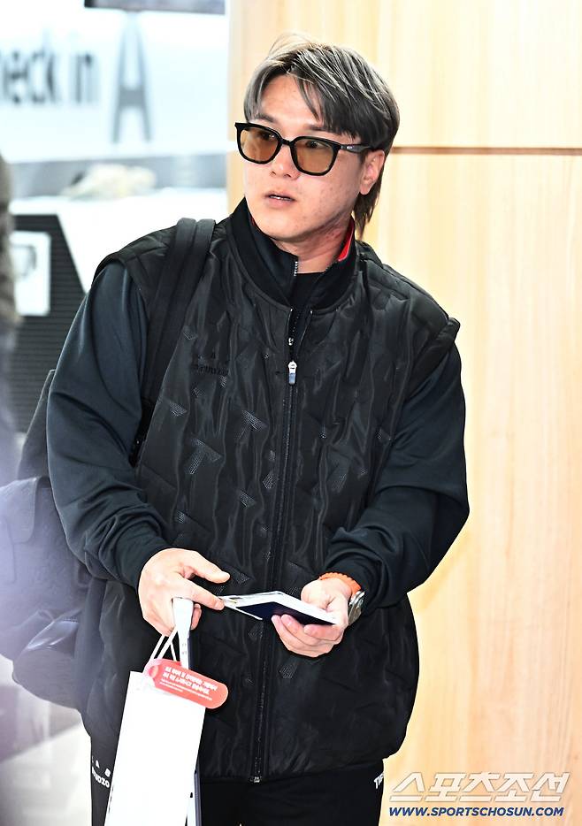 23일 오후 KIA 타이거즈 선수단이 김포공항을 통해 전지훈련이 열리는 일본으로 출국했다. 출국 준비하는 KIA 김선빈. 김포공항=송정헌 기자songs@sportschosun.com/2026.01.23/