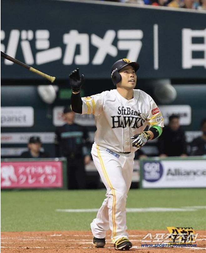 WBC에서 13타수 무안타를 기록한 곤도는 니혼햄과 개막 3연전에서 맹타를 휘두르며 3연승을 이끌었다. 27일 개막전에서 시즌 1호 홈런을 터트린 곤도가 타구를 바라보고 있다. 사진캠처=소프트뱅크 호크스 SNS