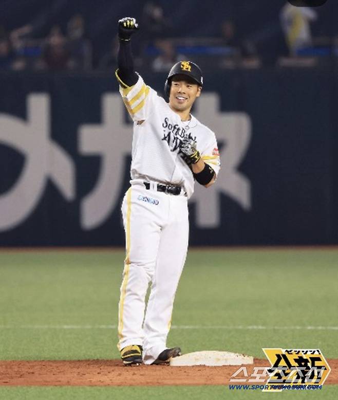 28일 3타점 역전 2루타를 치고 환호하는 곤도. 사진캠처=소프트뱅크 호크스 SNS
