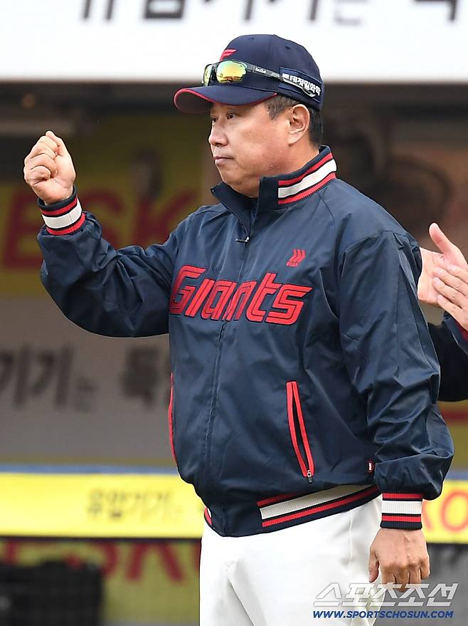 28일 대구 삼성라이온즈파크에서 열리는 삼성과 롯데의 개막전 경기. 롯데가 삼성에 6대 3으로 승리했다. 경기 종료 후 선수들과 하이파이브를 나누고 있는 김태형 감독. 대구=송정헌 기자songs@sportschosun.com/2026.03.28/