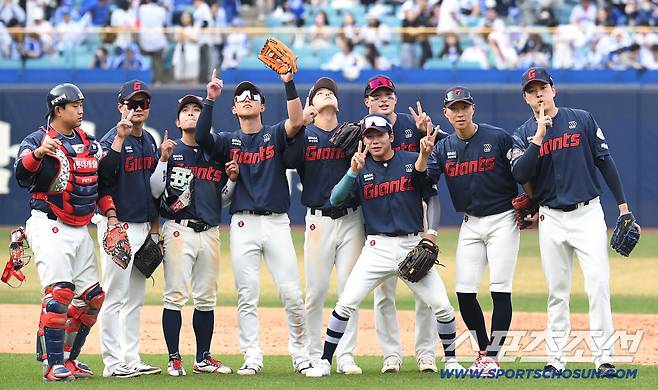 롯데가 삼성에 개막 2연전을 모두 승리했다. 경기 종료 후 승리의 세리머니를 펼치고 있는 롯데 선수들.