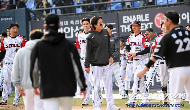 29일 잠실구장에서 열린 LG와 KT의 경기. 패한 LG 선수들이 아쉬워하고 있다. 잠실=박재만 기자 pjm@sportschosun.com/2026.03.29/