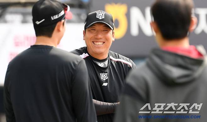 3루 더그아웃에서 나타난 kt 김현수는 LG 선수들과 반갑게 인사를 나눴다.
