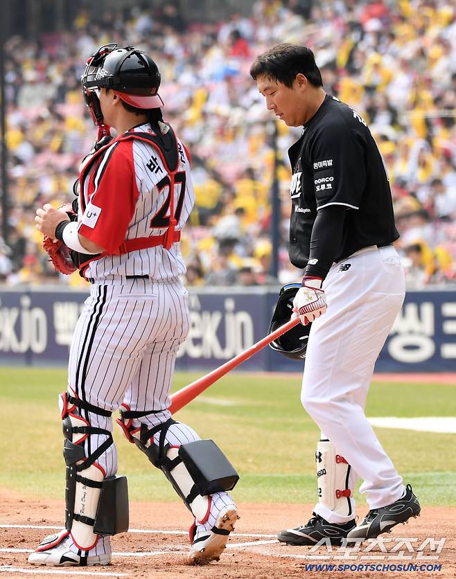 8년 동안 함께했던 포수 박동원과 맞대결이 어색했던 순간.