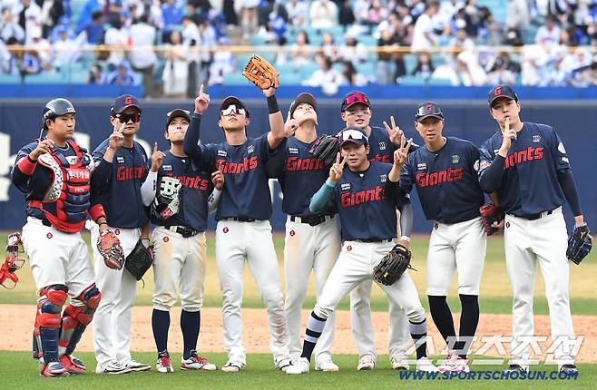 29일 대구 삼성라이온즈파크에서 열린 삼성과 롯데의 경기. 롯데가 삼성에 개막 2연전을 모두 승리했다. 경기 종료 후 승리의 세리머니를 펼치고 있는 롯데 선수들. 대구=송정헌 기자songs@sportschosun.com/2026.03.29/