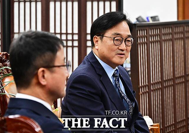 우원식 국회의장이 30일 오후 서울 여의도 국회에서 열린 초당적 개헌추진을 위한 제정당 2차 연석회의에 참석해 모두발언을 하고 있다. /배정한 기자