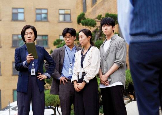 염혜란은 ‘매드 댄스 오피스’에서 춤을 통해 자신만의 리듬을 찾고, 딸과 후배 등 젊은 세대들과 소통하는 법을 깨달아가는 공무원 국희를 연기한다.