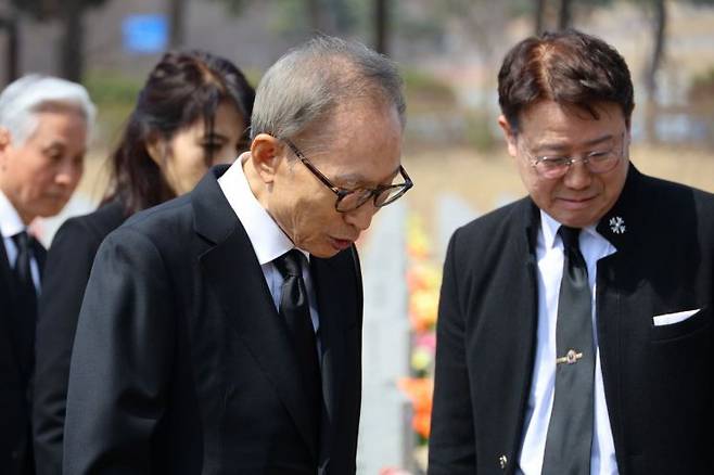 이명박 전 대통령이 26일 국립대전현충원 천안함 46용사 묘역을 찾아 헌화한 후 참배하고 있다. 연합뉴스