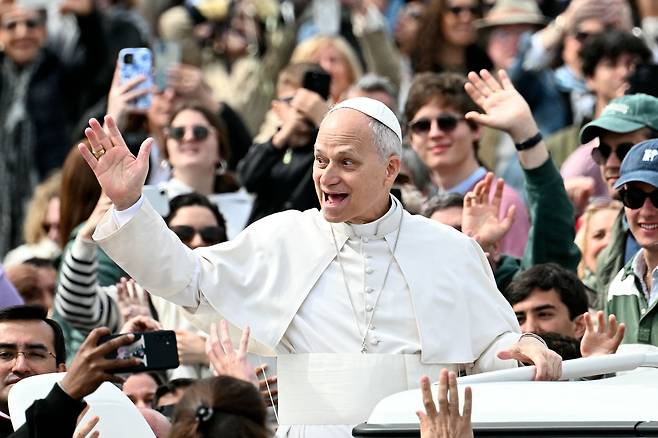 교황 레오 14세가 29일 바티칸 성 베드로 광장에서 열린 종려주일 미사를 집전한 뒤 광장을 떠나며 신자들에게 인사하고 있다./AFP 연합뉴스