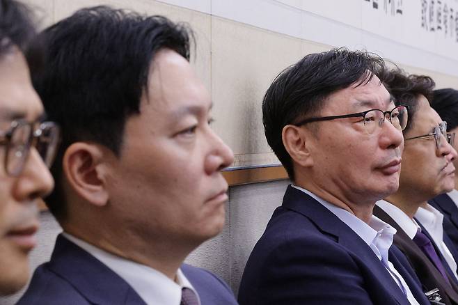 박상용(왼쪽 둘째) 검사와 이화영(왼쪽 셋째) 전 경기도 평화부지사가 작년 10월 국회 법제사법위원회 국정감사에서 나란히 앉아 있다/뉴스1