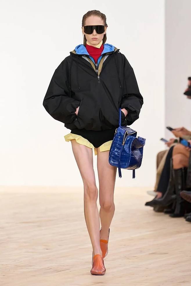 어번 스포티 럭셔리 룩으로 스타일링된 하프 집업 재킷. 로에베.