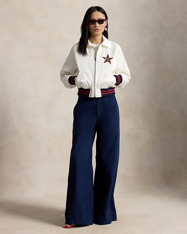 하이 패션을 만난 로고 새틴 트랙 재킷. 폴로 랄프 로렌.