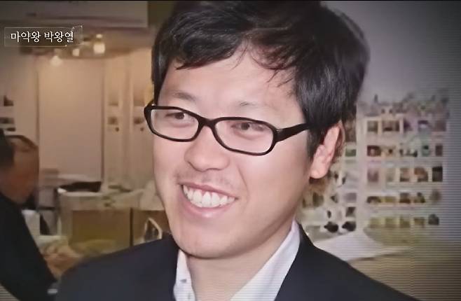 2011년 생참치 등 수산물 납품 업체 대표로 재직하던 시절의 박왕열이 언론 인터뷰를 하는 모습./채널A 유튜브