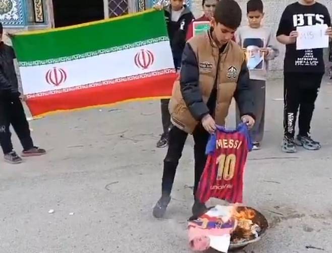 소셜미디어에 올라온 이란 아이들이 메시 유니폼을 불 태우고 있는 모습./ 엑스