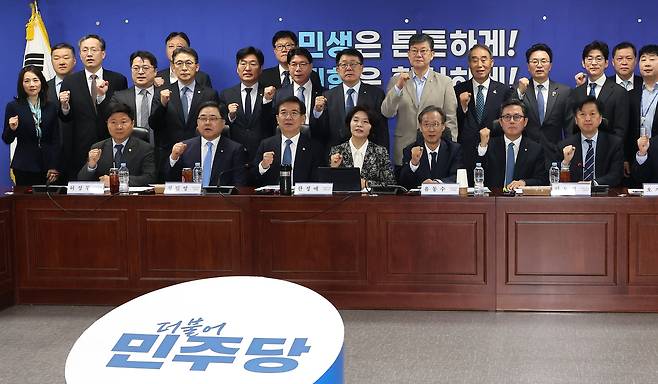 30일 국회 의원회관에서 열린 더불어민주당 중동전쟁 경제 대응 특별위원회 첫 회의에서 참석자들이 기념촬영을 하고 있다. 연합뉴스