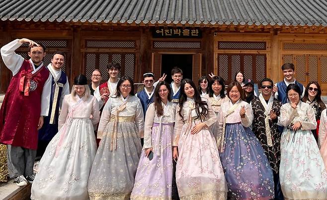 전북 전주시 한옥마을 경기전을 찾은 외국인 관광객들이 어진박물관을 배경으로 기념사진을 찍고 있다. 전주시는 지난해 전주를 방문한 외국인 관광객 10명 가운데 7명 이상이 숙박한 것으로 조사됐다고 밝혔다. 전주시 제공