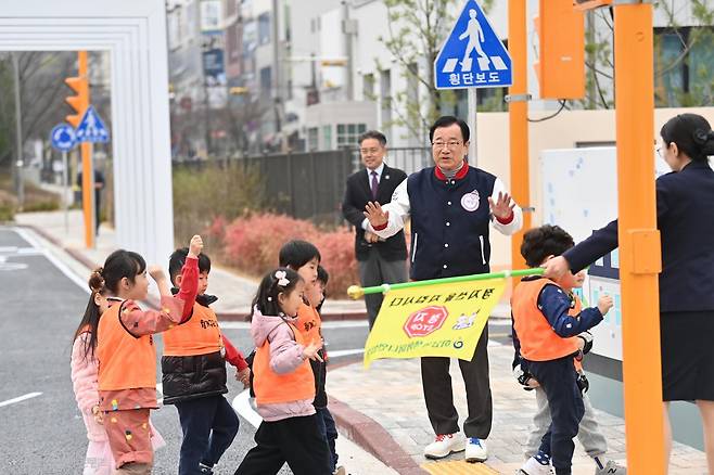이현재 하남시장이 30일 오전 ‘하남 어린이 교통공원’ 개원식을 한 뒤 어린이들의 횡단보도 보행에 대한 안전 지도를 돕고 있다. 하남시 제공