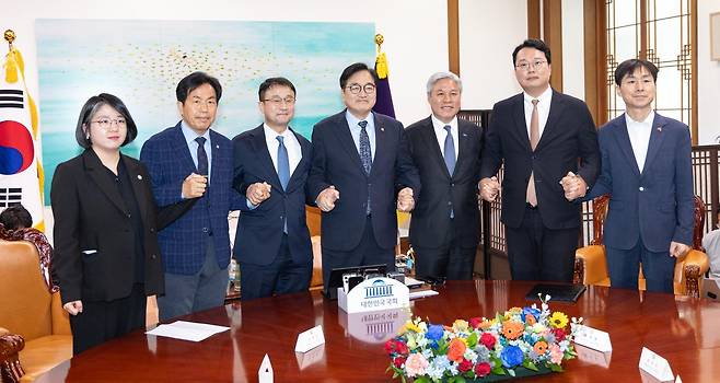 우원식 국회의장이 30일 서울 여의도 국회 의장집무실에서 열린 초당적 개헌추진을 위한 제정당 2차 연석회의에서 각당 원내대표들과 손을 잡고 기념촬영하고 있다. 왼쪽부터 용혜인 기본소득당, 윤종오 진보당, 한병도 더불어민주당 원내대표, 우 국회의장, 서왕진 조국혁신당, 천하람 개혁신당, 한창민 사회민주당 원내대표. 2026.3.30 뉴스1