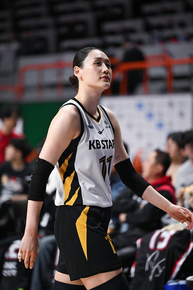 KB 강이슬이 30일 부산 사직체육관에서 열린 BNK와의 BNK금융 2025~26 WKBL 정규리그 원정경기서 득점 후 환호하고 있다. 사진=WKBL