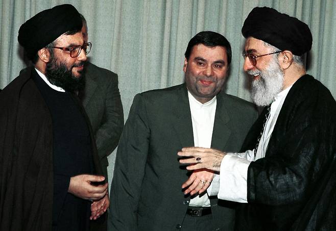 2000년 7월 당시 하산 나스랄라 헤즈볼라 사무총장(왼쪽)이 이란 테헤란에서 이란 최고지도자 아야톨라 알리 하메네이(오른쪽)와 만나고 있다. AFP=연합뉴스