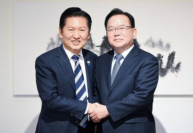 정청래 더불어민주당 대표와 김부겸 전 국무총리가 26일 서울 중구 달개비에서 회동하고 있다. 뉴스1