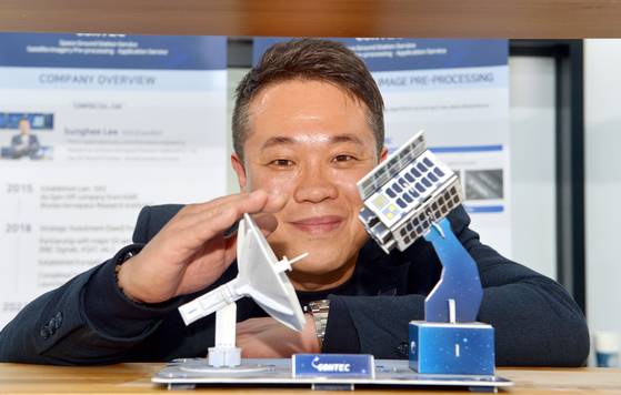 대한민국 1호 우주 스타트업 상장기업인 컨텍의 이성희 대표가 컨텍 본사 인공위성 관제실에서 자사 서비스를 설명하고 있다.김성태 객원기자