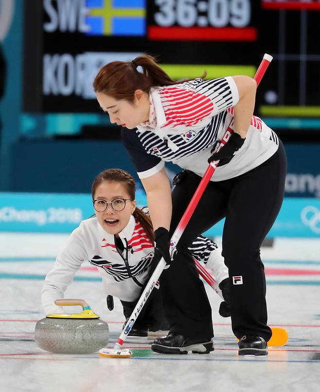 2018년 평창올림픽 당시 김은정이 스톤을 밀고 김영미가 스위핑하고 있다. 연합뉴스