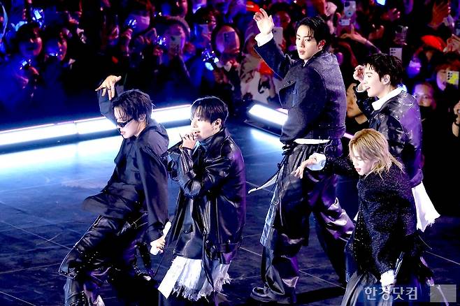 그룹 BTS가 지난 21일 오후 서울 광화문광장에서 열린 컴백 기념 공연 'BTS 컴백 라이브: 아리랑' 무대에 올라 공연을 펼치고 있다. 사진=변성현 한경닷컴 기자