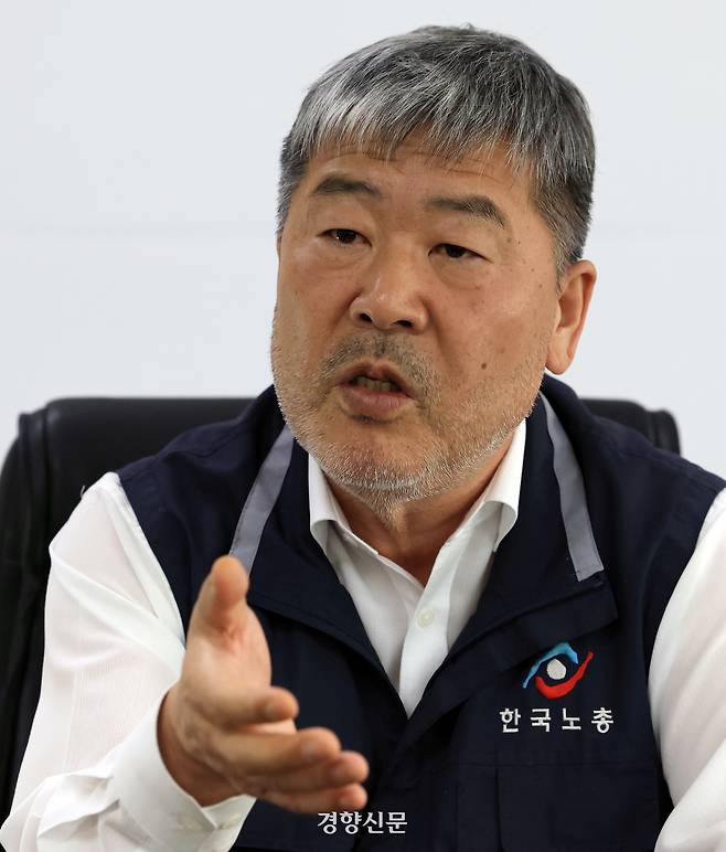 김동명 한국노총 위원장이 25일 서울 여의도 한국노총위원장실에서 경향신문과 인터뷰를 하고 있다. 서성일 선임기자
