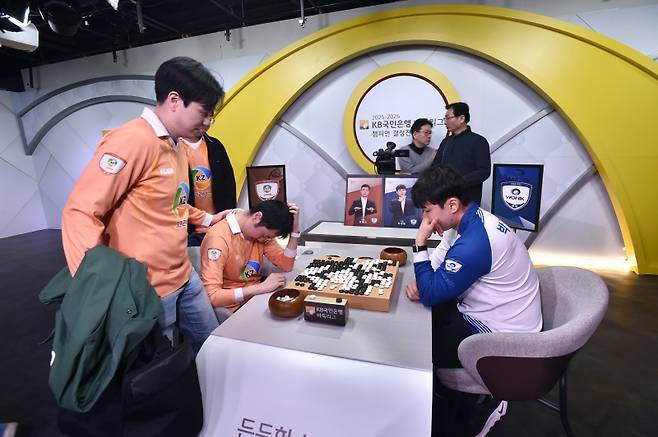 박정환 9단(오른쪽)이 ‘반칙’ 해프닝 끝에 승리한 최종국. 패배한 한태희 9단이 괴로워하고 있다. 한국기원 제공