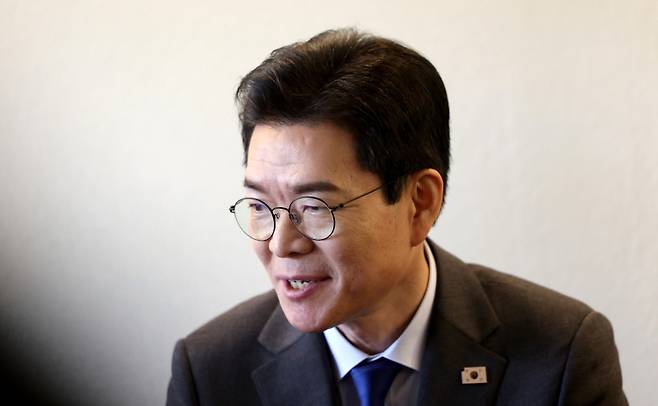 더불어민주당 서울시장 예비후보인 정원오 전 성동구청장이 지난 17일 서울 성동구 한양대 인근 한 카페에서 열린 청년 주거 간담회에 참석해 발언하고 있다. 연합뉴스