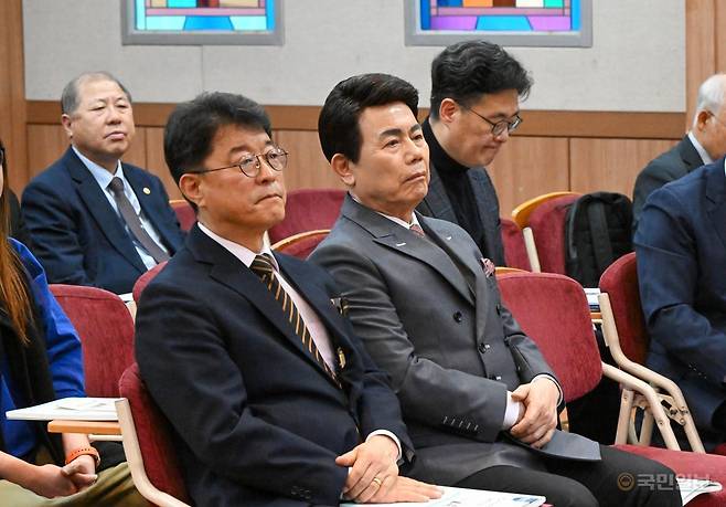 서 교수가 손가락을 펴 보이며 특별법에 담길 내용을 제안하고 있다. 아래 사진은 학술 세미나 참석자들 모습. 신석현 포토그래퍼