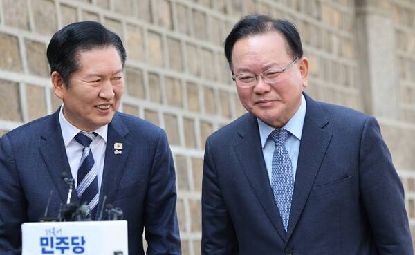 ▲더불어민주당 정청래 대표와 김부겸 전 국무총리가 지난 26일 서울 중구 달개비에서 회동을 마친 뒤 이동하고 있다. 연합뉴스