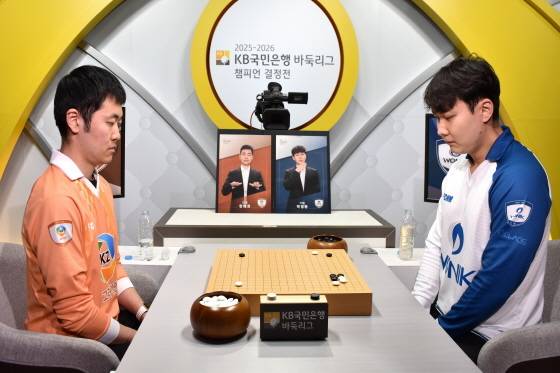 박정환 9단(오른쪽)은 고려아연의 한태희를 상대로 승리를 거두며 원익의 우승을 확정했다. 한국기원