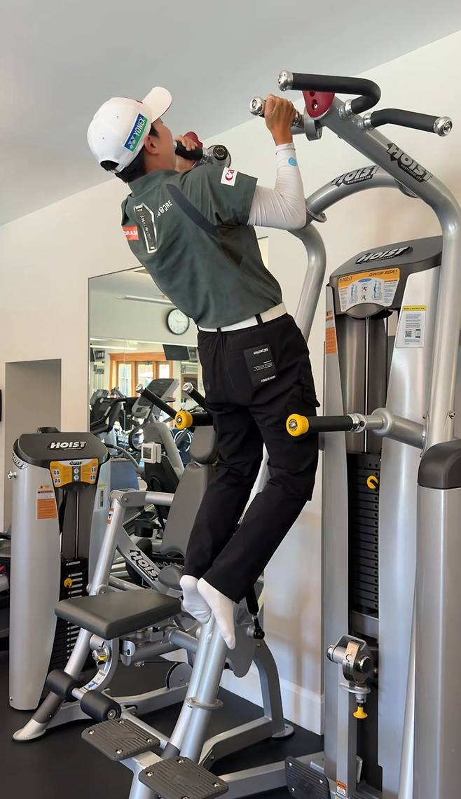 LPGA 투어 포티넷 챔피언십 기간에 체육관을 찾아 턱걸이를 하고 있는 김효주. 팀 글로리어스 제공