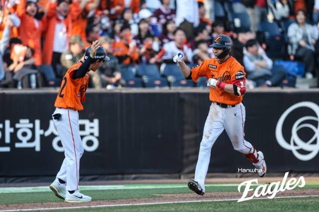 개막전에서 홈런을 친 뒤 기뻐하는 심우준. 사진=한화 제공