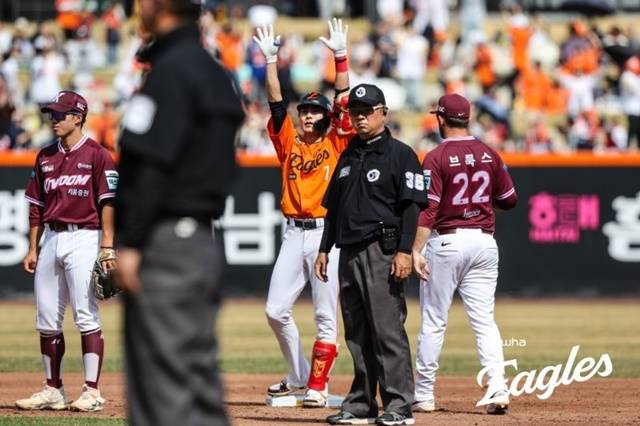 심우준이 키움과의 경기에서 안타를 친 뒤 세리머니를 펼치고 있다. 사진=한화 제공