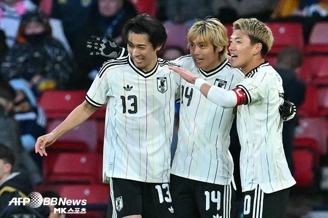 득점 후 기뻐하는 일본 축구 대표팀 선수들. 사진(스코틀랜드 글래스고)=ⓒAFPBBNews = News1