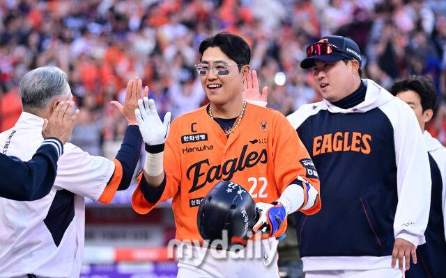 2026년 3월 28일 오후 대전 한화생명볼파크에서 열린 ‘2026 신한 SOL KBO리그' 개막전 키움 히어로즈와 한화 이글스의 경기. 한화 채은성이 10-9로 승리한 뒤 기뻐하고 있다./대전 = 유진형 기자