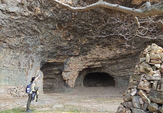 개암사를 지키는 우금산 세 동굴을 설명하는 국립공원공단 직원