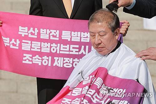 부산 글로벌허브도시 특별법 입법 촉구하며 삭발하는 박형준 시장 (서울=연합뉴스) 신현우 기자 = 박형준 부산시장이 23일 국회 본청 앞 계단에서 부산 글로벌허브도시 특별법 제정을 촉구하며 삭발하고 있다. 2026.3.23 nowwego@yna.co.kr