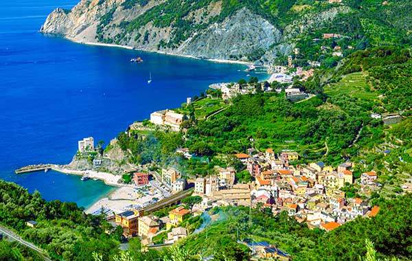 트레일 위에서 내려다본 베르나차 항구. 반달 모양의 포구와 절벽 위 마을이 친퀘테레의 상징적인 풍경을 보여 준다.