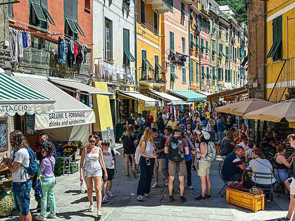 베르나차 마을 풍경. 트레일을 내려와 마주하는 마을은 늘 이렇게 붐빈다.