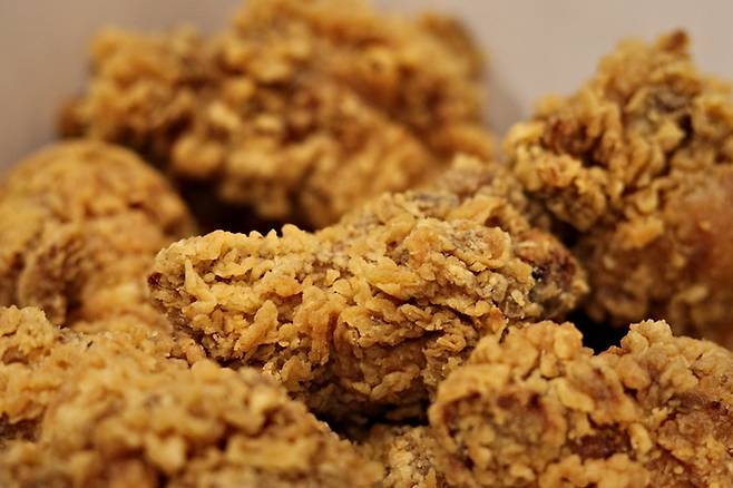 닭고기 가격이 최근 수년 내 고점권(1kg 6612원)에 진입하면서 치킨값 3만원 시대가 현실화되고 있다. 게티이미지.