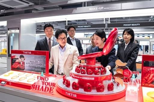 이재현 CJ그룹 회장(앞줄 왼쪽)이 26일 ‘올리브영 센트럴 명동 타운’에서 직원의 설명을 듣고 있다. CJ그룹 제공