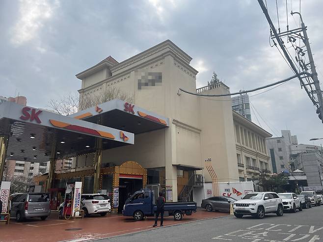 2차 석유 최고가격제가 시행된 지 나흘째인 30일 서울에서 가장 저렴한 주유소 뒤 편 골목에 주유를 위해 대기 중인 차량들이 줄을 서있다. ⓒ시사저널 이강산·양선영 디자이너