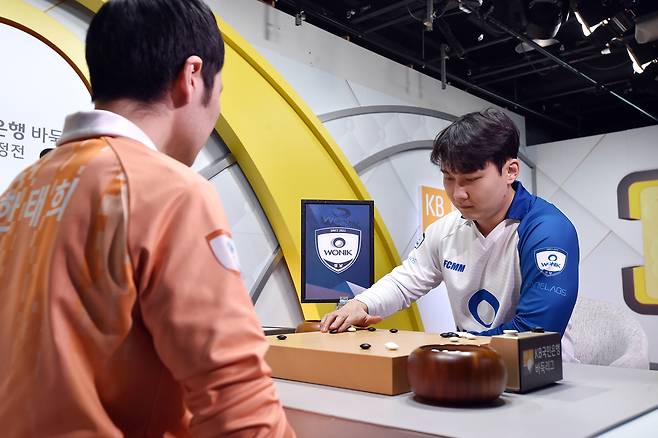 한태희 9단과 대국하는 박정환 9단. 한국기원 제공