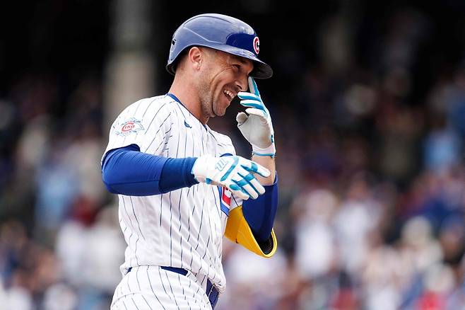 알렉스 브레그먼이 30일 미국 일리노이주 시카고의 리글리 필드에서 열린 워싱턴 내셔널스와 2026 메이저리그 정규리그 홈경기에서 솔로홈런을 친 뒤 세리머니를 하고 있다. 시카고 | AFP연합뉴스