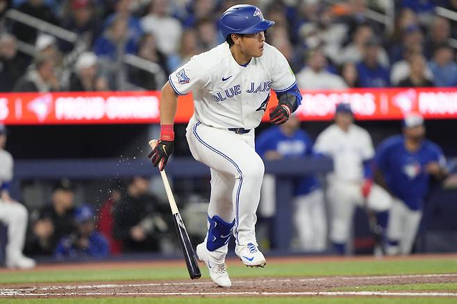 토론토 오카모토 카즈마가 30일 애슬레틱스전에서 4회말 홈런을 날리고 있다. Imagn Images연합뉴스