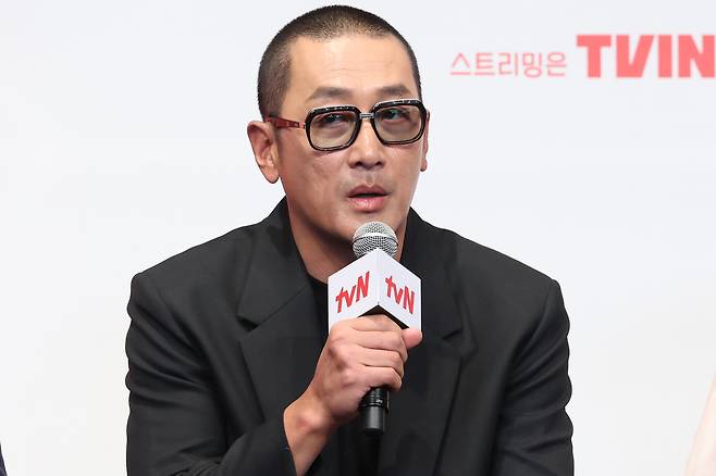 배우 하정우가 9일 서울 구로구 더링크호텔에서 열린 tvN 드라마 ‘대한민국에서 건물주 되는 법’제작발표회에서 인사말을 하고 있다. 연합뉴스